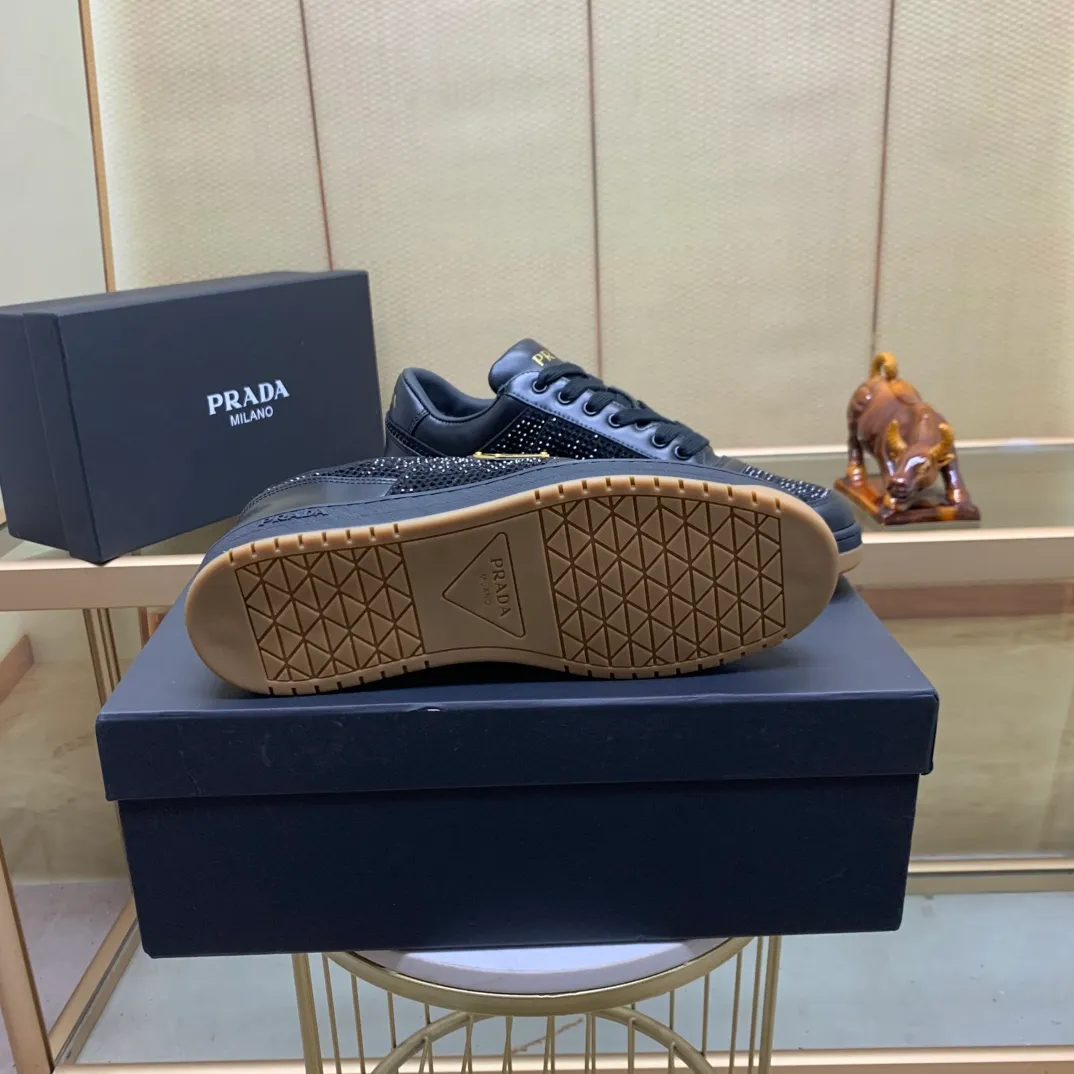 💰680.巜PRADA》Prada: Top 🔝purchasing agent🔍🔍The latest men’s counters are on sale simultaneously, high-quality original calfskin imported from Italy 🇮🇹. Brand logo* (prominent·high-end·noble·class·) exquisite workmanship (imported from Italy🇮🇹 Sole: Original sole provided by the original factory, ⚠️exclusive double-layer activity, TPR rubber, combination outsole; super comfortable, wear-resistant, non-slip, environmentally friendly🌳🌳🌳, real shot🎬The real thing is more beautiful🔍🔍 (high quality, follow the order) code number 38 to 44 (.45 customized)